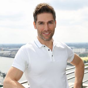 Christian Polanc hilft Marcel Remus mit den Frauen