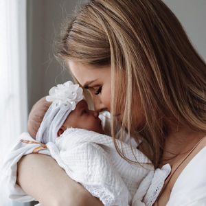 Neue Pics: Hier kuschelt Christin Kaeber mit ihrer Tochter