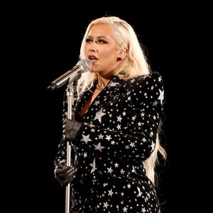 Bling-Bling-Auftritt: Xtina performt im Weihnachts-Look!