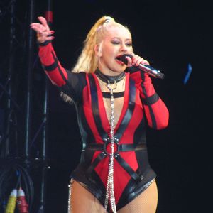Im Bondage-Look: Christina Aguilera verrucht auf der Bühne