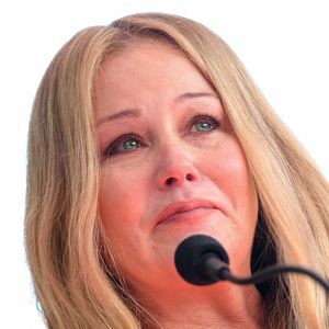 Serienstar Christina Applegate trauert um ihren Vater Robert