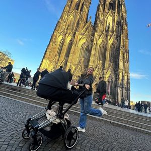 Luca und Christina Hänni auf nostalgischer Reise durch Köln