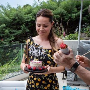 Christina Hänni backt Torte an erstem Geburtstag ihres Babys