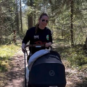 Outdoor-Mama: Christina Hänni schiebt Tochter durch den Wald