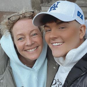 Was sagt Twenty4tims Mama Christina zu seiner Brust-OP?