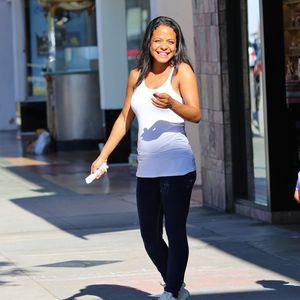 Breit grinsend: Hier zeigt Christina Milian ihren Babybauch
