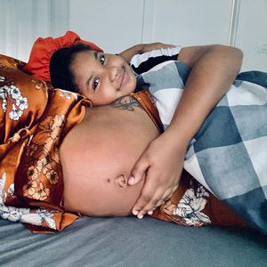 Süß: Christina Milians Tochter umarmt ihren großen Babybauch