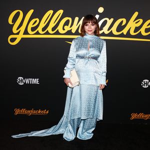 In Babyblau: Christina Ricci zeigt Rundungen auf Red Carpet