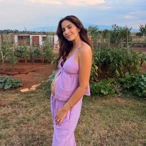Im Familienurlaub: Chryssanthi Kavazi zeigt ihren Babybauch