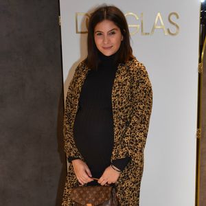 Bald-Mom Chryssanthi Kavazi betont XXL-Babybauch im Leo-Look
