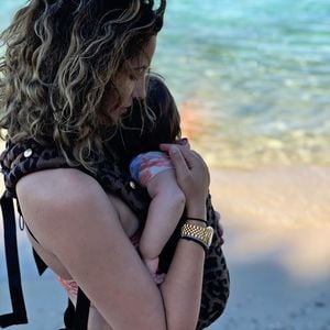 Familienurlaub: Chryssanthi teilt Kuschel-Foto mit Söhnchen