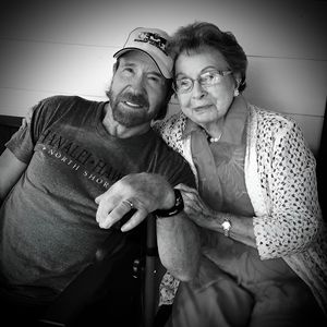 Chuck Norris nimmt Abschied von seiner Mutter Wilma (†103)