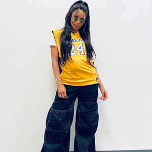 Ciara präsentiert Babybauch bei Super Bowl in Kobe-Trikot