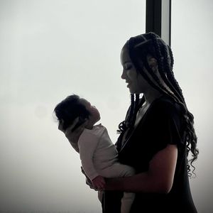 Neues Foto: Ciara kuschelt mit ihrer Tochter Amora Princess