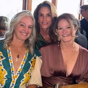 Cindy Crawford teilt seltenes Foto mit ihren Geschwistern