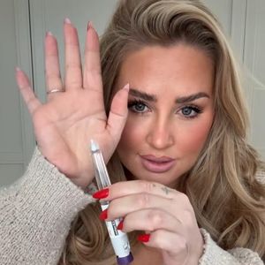 Influencerin Citamaass setzt sich die erste Abnehmspritze