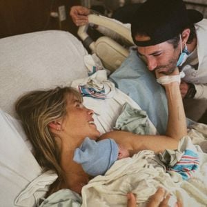 Spannender Name: Claire Holts drittes Baby ist auf der Welt