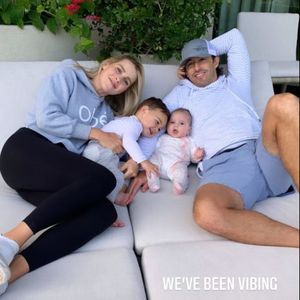 Kuscheln zu viert: Claire Holt teilt megasüßes Familienfoto