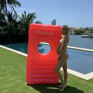 "Vampire Diaries"-Star Claire Holt zeigt Babybauch im Bikini