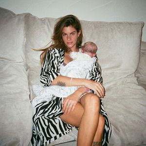 Clara Berry zeigt erstmals Baby von "Riverdale"-Star KJ Apa