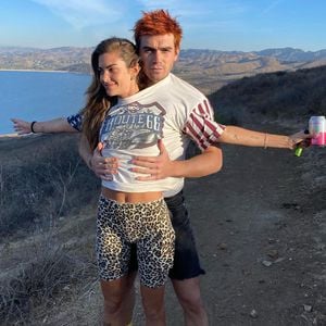 "Meine Frau": Hat KJ Apa nach dem Baby heimlich geheiratet?