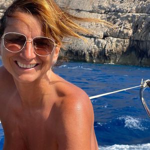 Oh, là, là! Claudia Obert zeigt sich oben ohne auf Boot