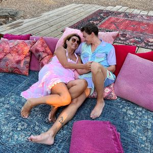 Freund Max schaut zu: Claudia Obert fummelt mit einem Model!