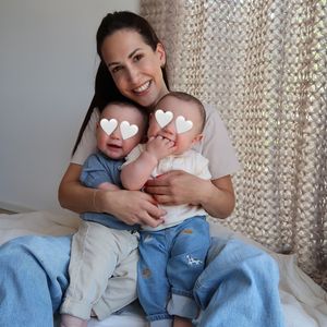 Clea-Lacy Juhn feiert den ersten Geburtstag ihrer Zwillinge