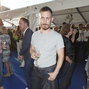Clemens Schick tanzte nackt und riss sich dabei die Bänder