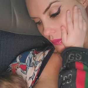 Kurios? Coco Austin stillt ihre vierjährige Tochter noch