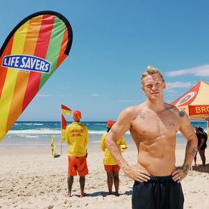 Cody Simpson demonstriert halbnackt für Sicherheit am Strand