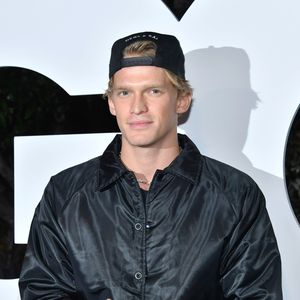 Ohne Freundin Emma: Cody Simpson genießt Abend in Jazz-Bar