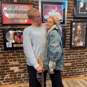 Knutschend am Strand: Cody Simpson turtelt mit neuer Flamme