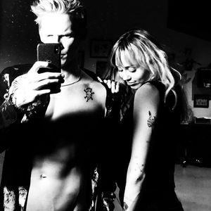 Miley Cyrus und Cody Simpson ließen sich Tattoos stechen