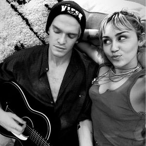 Doch nicht getrennt? Cody Simpson supportet Miley im Netz