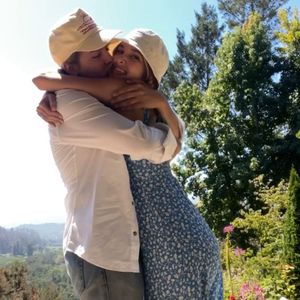 Cole Sprouse teilt lustige Geburtstagsgrüße für Freundin Ari