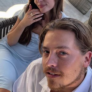 Cole Sprouse schneidet Partnerin Ari aus seinen Fotos raus