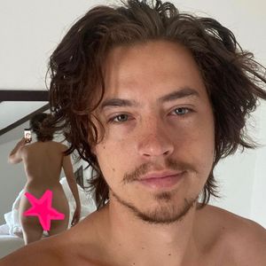 Photoshop-Fail? Cole Sprouse amüsiert Fans mit Nackt-Foto