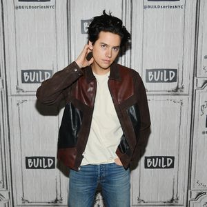 Bitte? Cole Sprouse' erster Kuss war in einem Leichenwagen