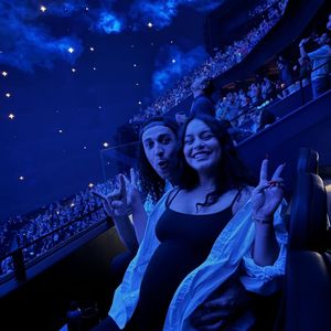 Schwangere Vanessa Hudgens und Cole genießen Konzert-Date