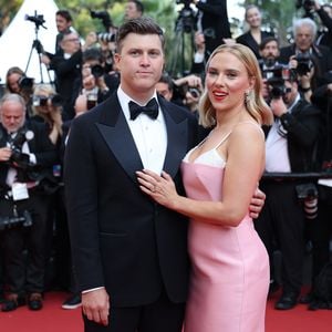 Colin Jost scherzt anzüglich über Scarlett Johanssons Body!