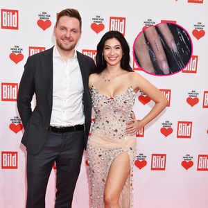 Am Finger: Paola Maria lässt sich Tattoo für Alex stechen!