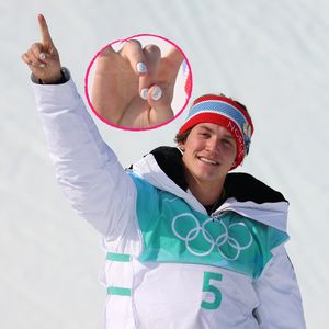 So cool trägt Ski-Olympiasieger Birk Ruud seine Fingernägel