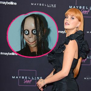Unsensibel? Bonnie Strange posiert mit einer Momo-Maske!