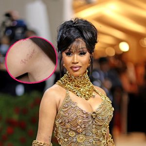 Cardi B lässt sich Namen ihres Sohnes ins Gesicht tätowieren
