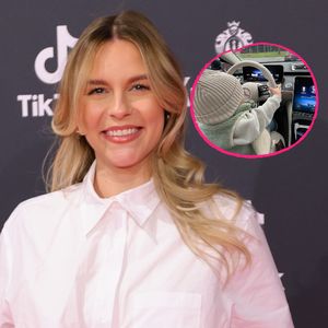 Süß! Hier sitzt Dagi Bees Sohn Nelio im Auto hinterm Steuer