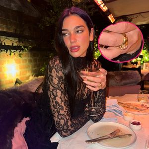 Nach Gerüchten: Zeigt Dua Lipa hier ihren Verlobungsring?