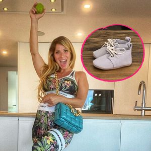 Mit Babyschuhen: Gülcan Kamps gibt das erste Mama-Update!