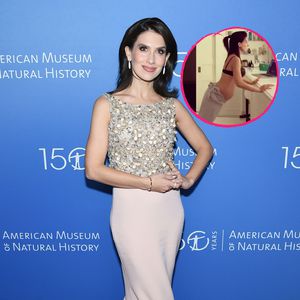 Trotz Babybauch: Hilaria Baldwin macht im Badezimmer Sport