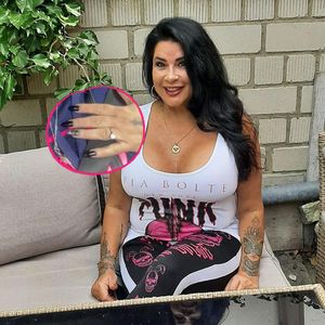 Etwa verlobt? Iris Klein trägt einen funklenden Diamantring!
